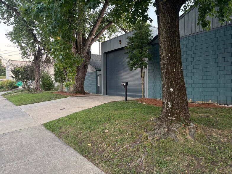 Primary Photo Of 326 E Bloom St, Louisville Warehouse For Sale