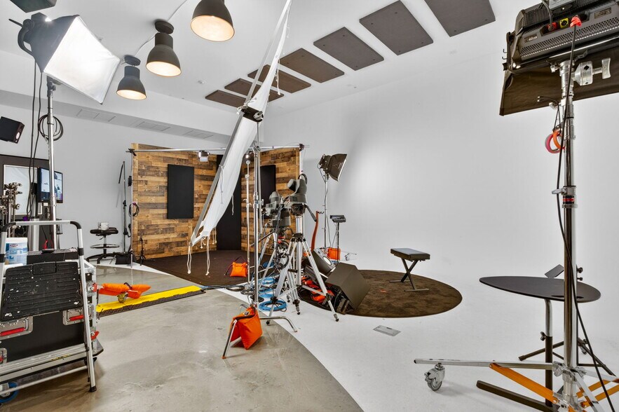 More Photos Of 2500 Emerson Ave S, Saint Petersburg Manufacturing For Sale