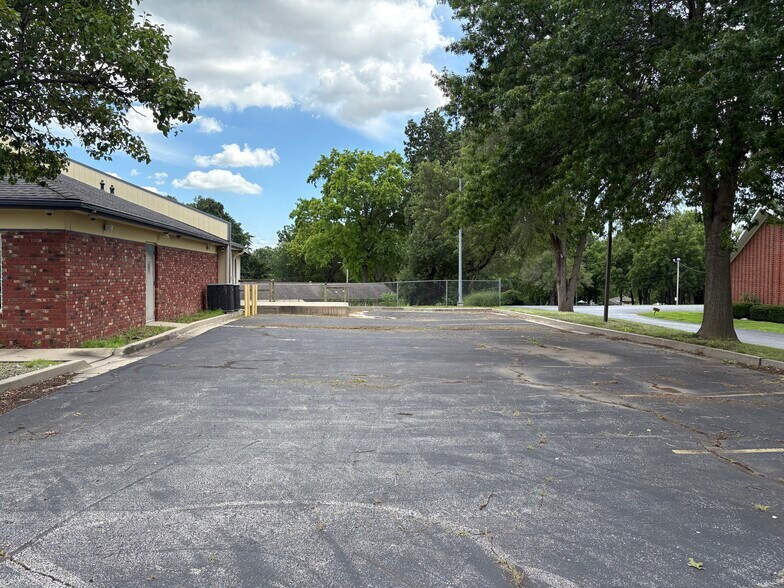 More Photos Of 4311 Ne Vivion Rd, Kansas City Storefront Retail Office For Sale