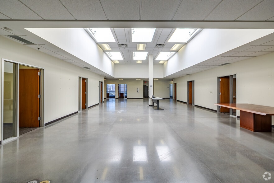 More Photos Of 2747 Oakland Ave, Garland Warehouse For Lease