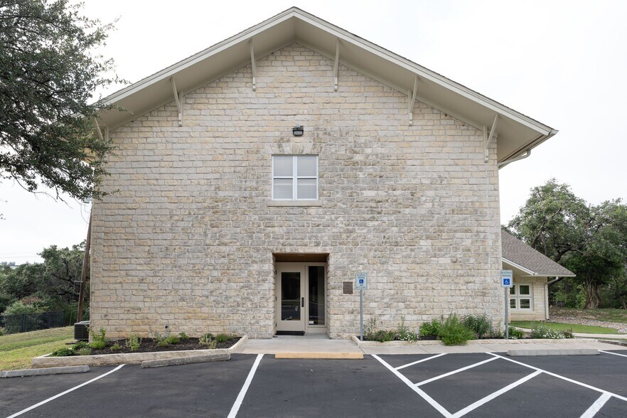 More Photos Of 6909 W Courtyard Dr, Austin Specialty For Lease