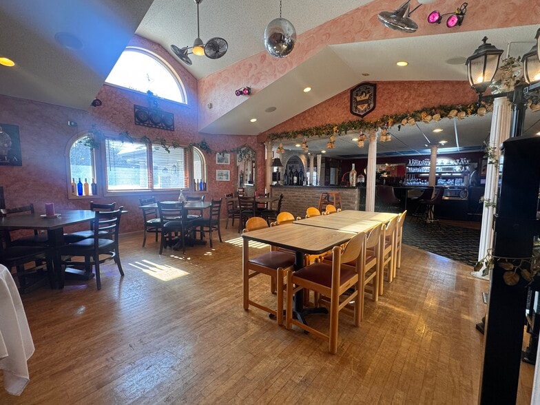 More Photos Of 1705 Columbus Ave, Bay City Restaurant For Sale