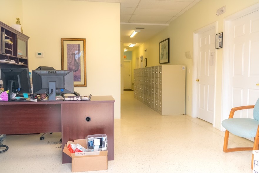 More Photos Of 1550-1582 Global Ct, Sarasota Light Manufacturing For Sale