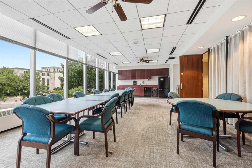 More Photos Of 270 W 7th St, Dubuque Bank For Lease