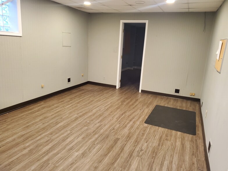 More Photos Of 380 Bennett Dr, Elk Grove Village Warehouse For Lease