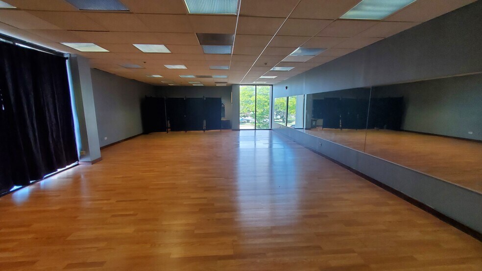 More Photos Of 1300 Irving Park Rd, Streamwood General Retail For Sale