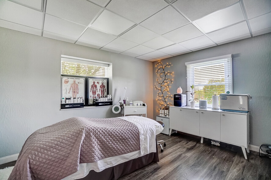 More Photos Of 235 W Franklin St, Centerville Storefront Retail Office For Lease