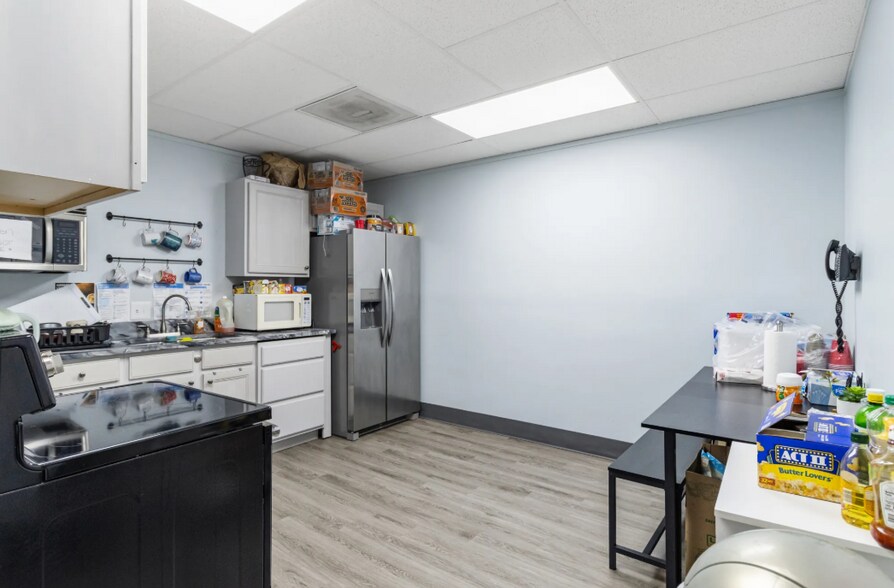 More Photos Of 23370 Commerce Dr, Farmington Hills Light Manufacturing For Lease