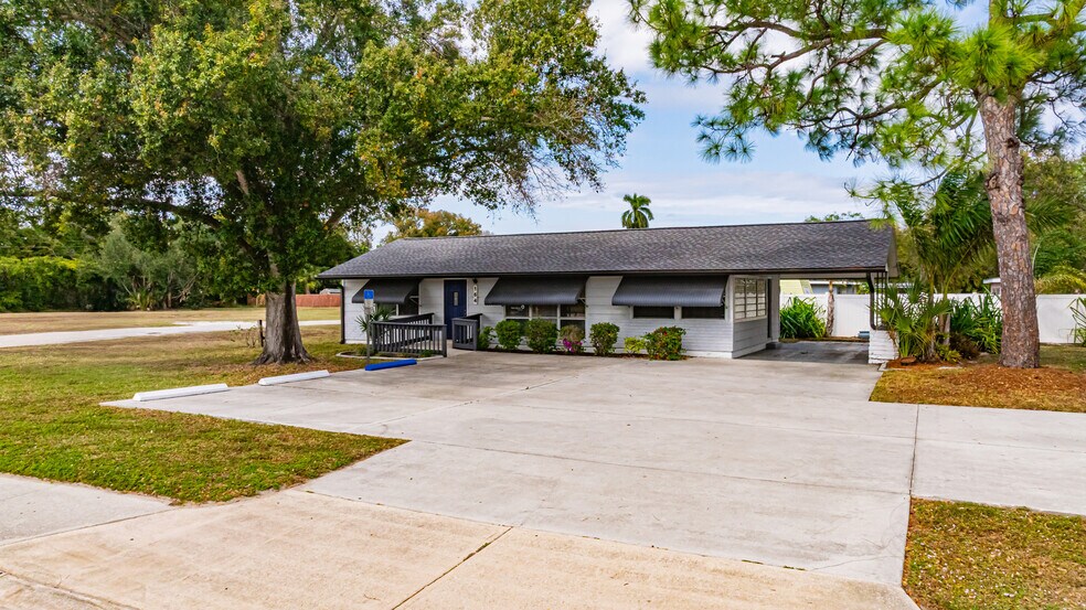 More Photos Of 164 Pondella Rd, North Fort Myers Office For Sale