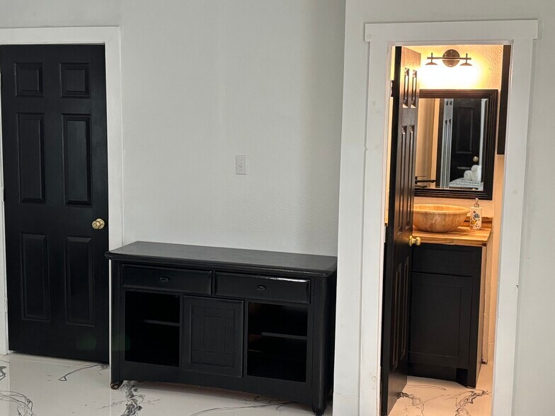 More Photos Of 400 Oak St, Bryan Office Residential For Lease