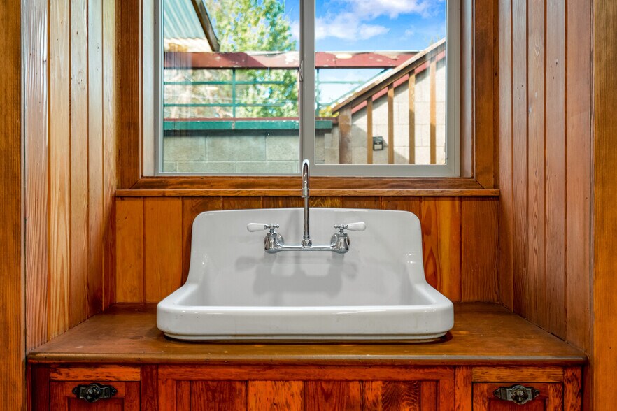 More Photos Of 144 S Main St, Independence Storefront Retail Office For Sale