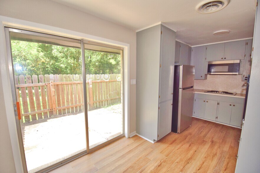 More Photos Of 402 S Tyler St, Beeville Apartments For Sale