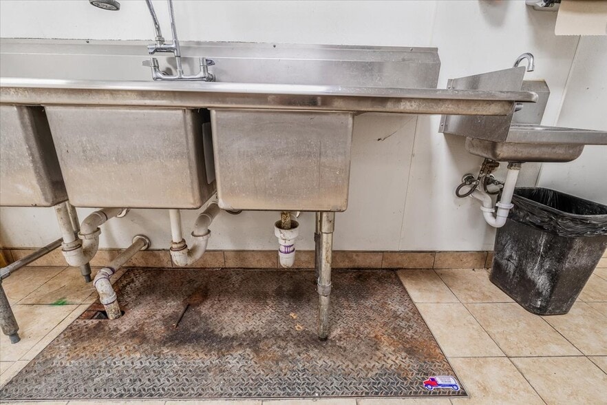 More Photos Of 3404 Main St, Homestead Storefront For Sale