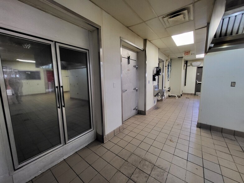 More Photos Of 648 S Neosho Blvd, Neosho Restaurant For Sale