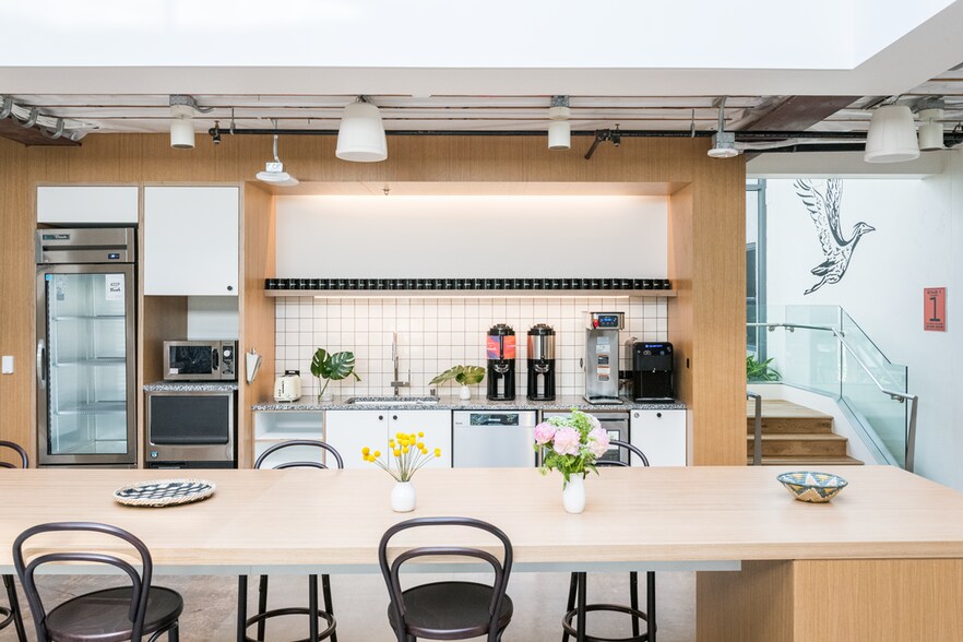 More Photos Of 3000 W Olympic Blvd, Santa Monica Office For Lease