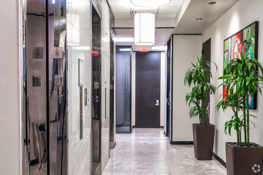 More Photos Of 11811 North Freeway, Houston Office For Lease