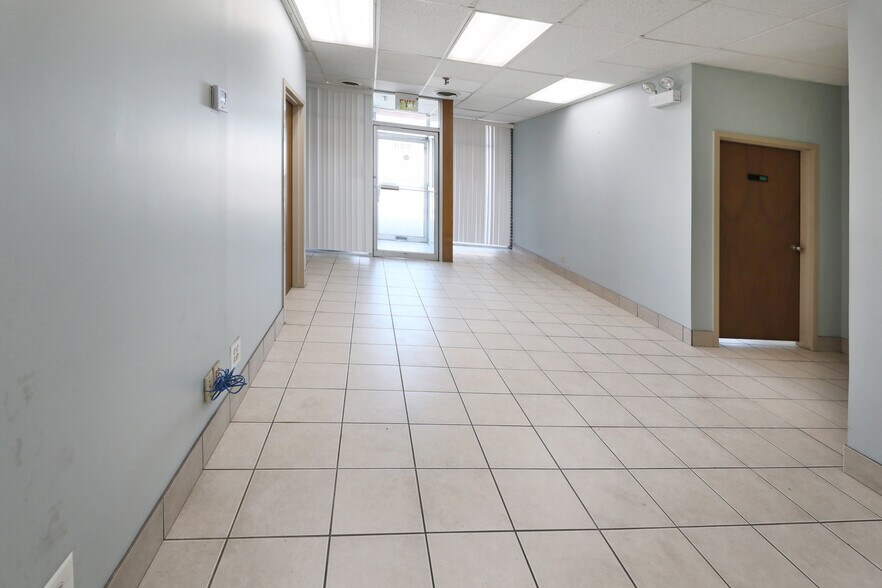 More Photos Of 820 Nicholas Blvd, Elk Grove Village Manufacturing For Lease