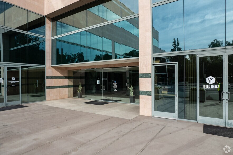 More Photos Of 5550 Topanga Canyon Blvd, Woodland Hills Office For Lease