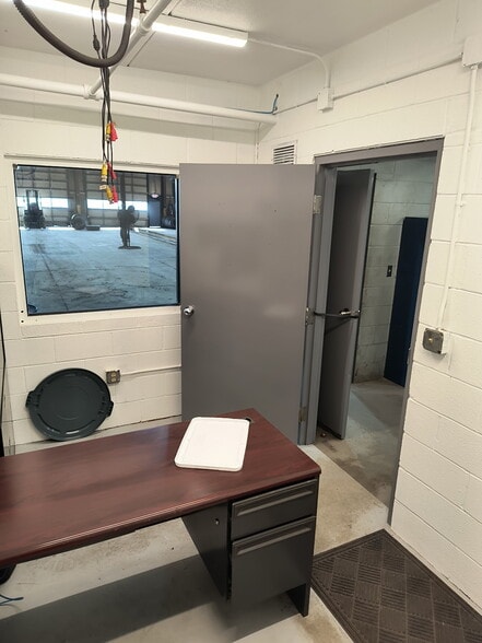More Photos Of 5211 Oster Rd, Sheffield Village Truck Terminal For Lease