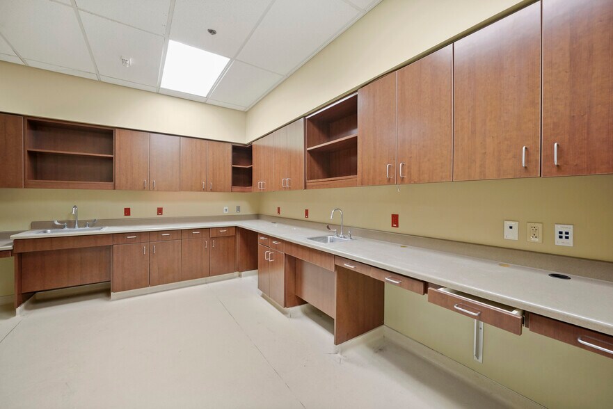 More Photos Of 27126 Northwest Fwy, Cypress Freestanding For Lease