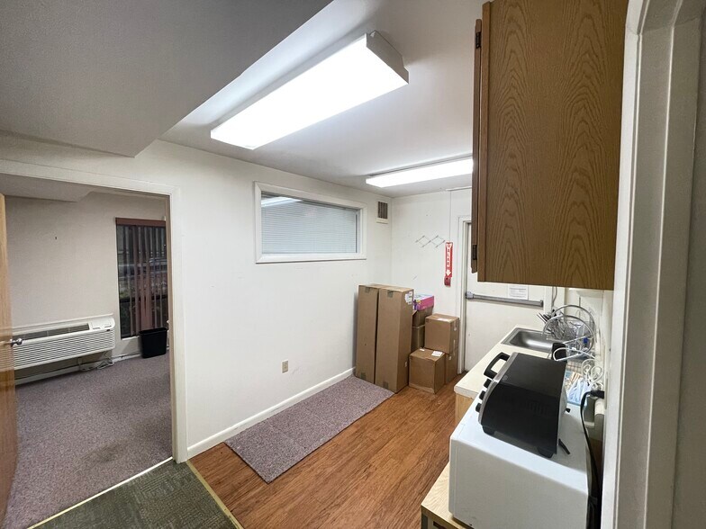 More Photos Of 567 Vauxhall St, Waterford Medical For Sale