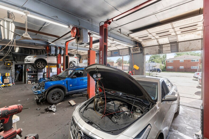 More Photos Of 10200 Whittier, Detroit Auto Repair For Lease