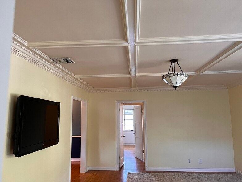 More Photos Of 5005 Cahuenga Blvd, North Hollywood Apartments For Sale