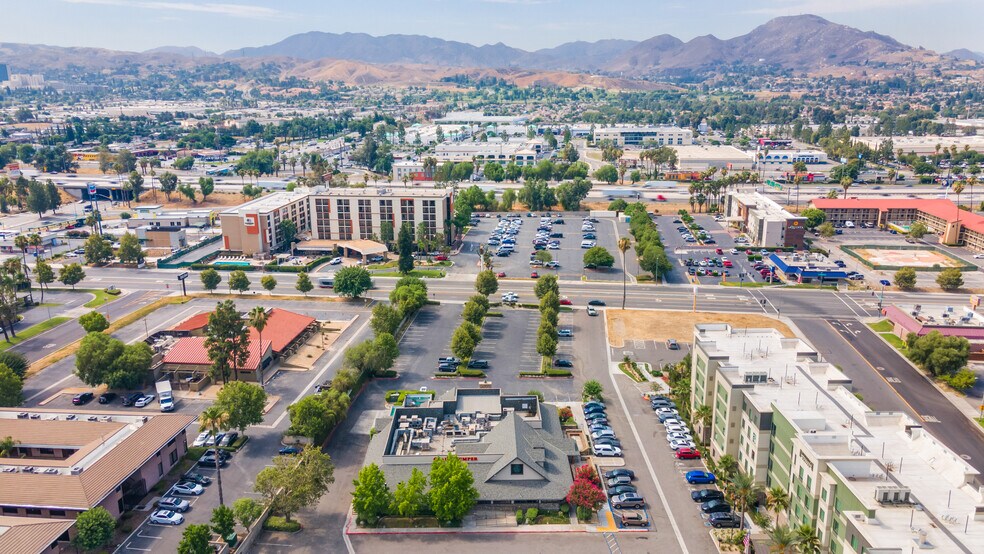 More Photos Of 1905 S Commerce Center Dr E, San Bernardino Restaurant For Lease