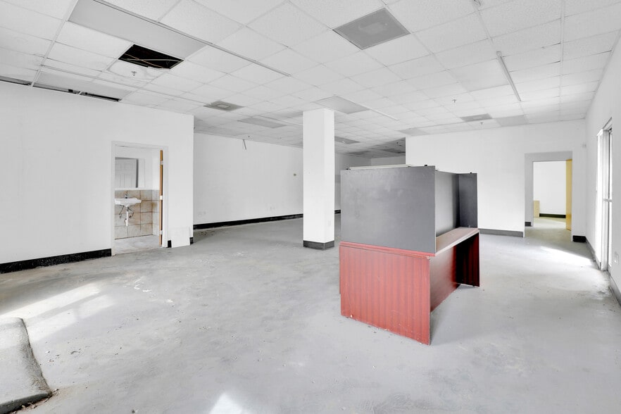 More Photos Of 150 W Main St, Lewisville Bar For Lease