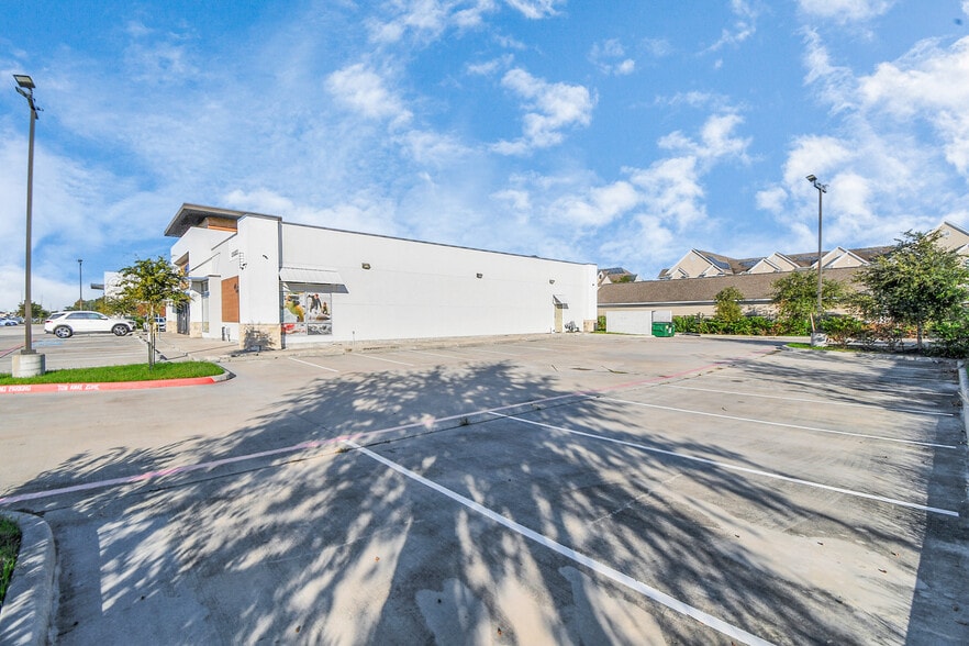 More Photos Of 10423 N Sam Houston Pky E, Humble Sports And Entertainment For Sale