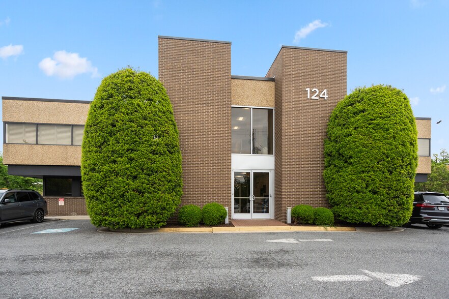 Primary Photo Of 124 Park St SE, Vienna Medical For Lease