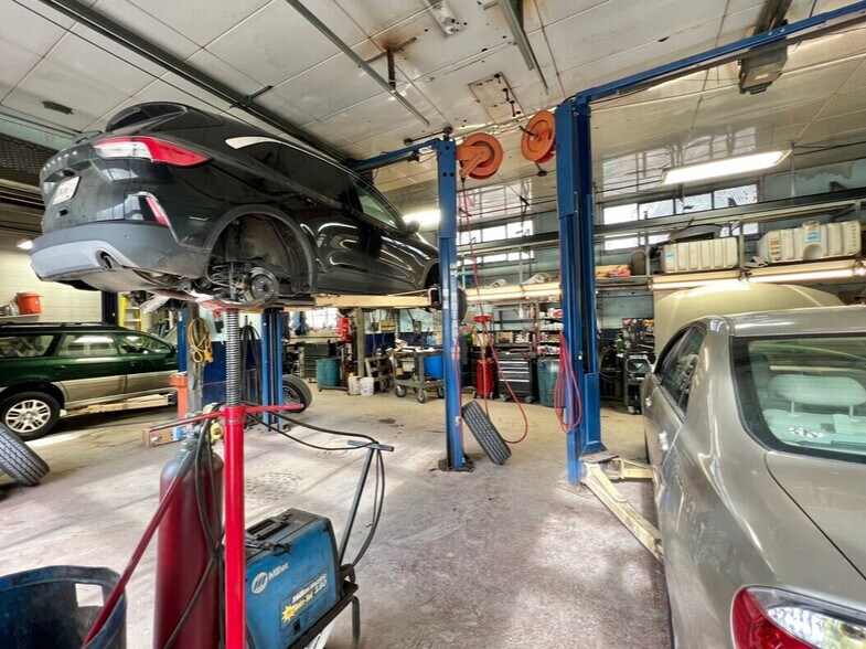 More Photos Of 2 W Gregory Blvd, Kansas City Auto Repair For Sale