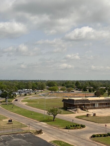 More Photos Of 2801 Parklawn Dr, Midwest City Medical For Lease