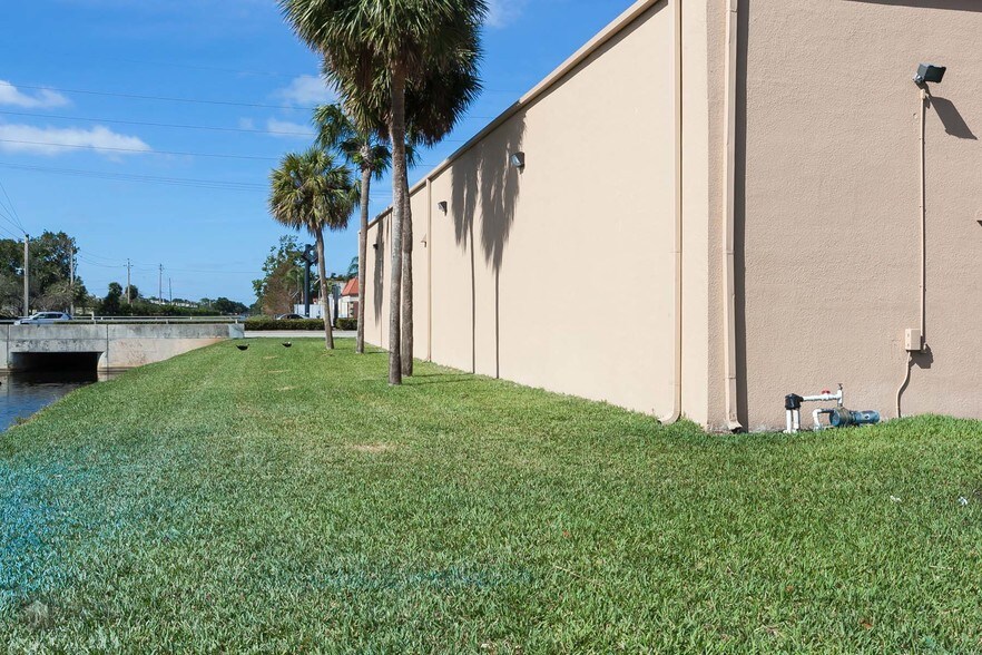 More Photos Of 2050 N University Dr, Sunrise Freestanding For Sale