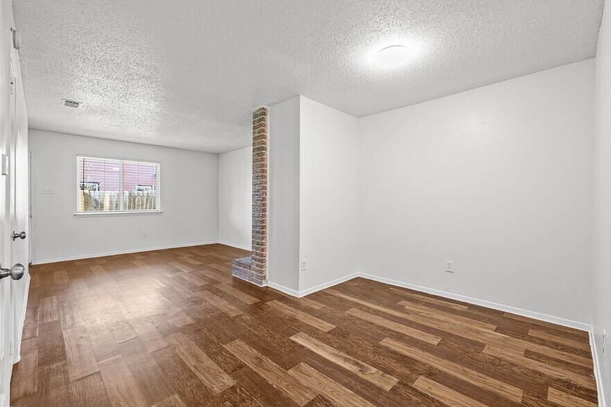 More Photos Of 6913 Wentworth Dr, Austin Multifamily For Sale