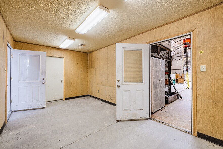 More Photos Of 824 Poplar St, Carlin Industrial For Sale