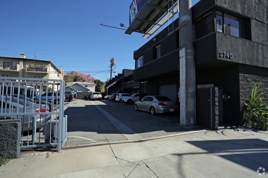 More Photos Of 3740 Overland Ave, Los Angeles Office For Lease