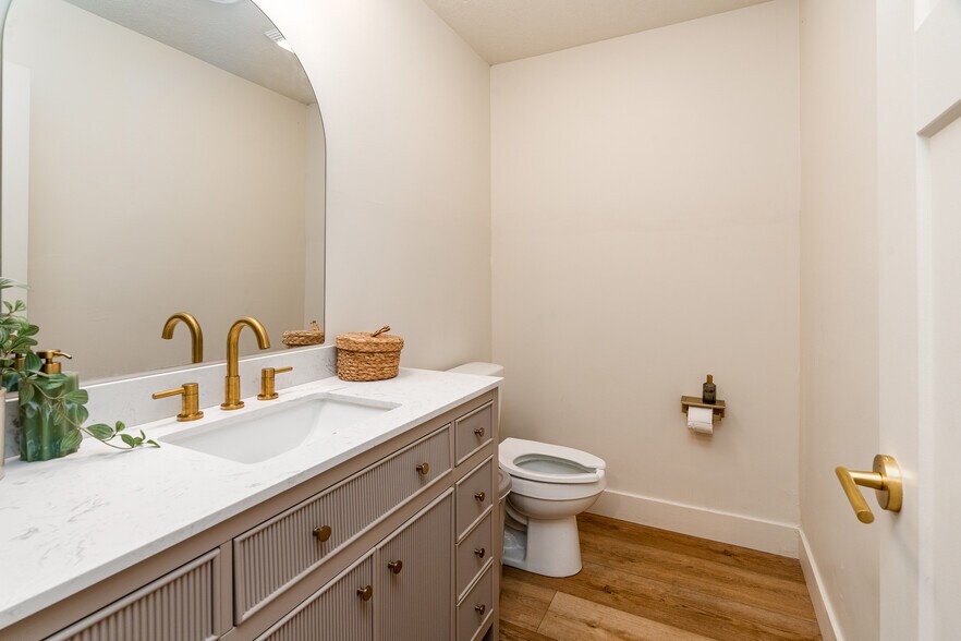 More Photos Of 709 N Carbon St, Marion Flex For Sale