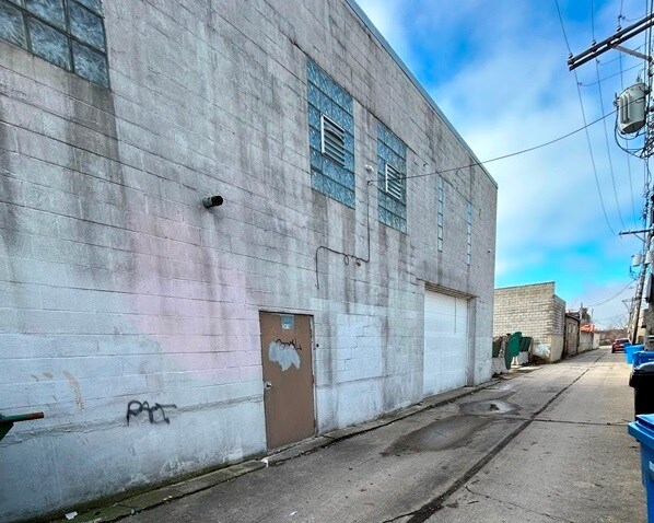 More Photos Of 2416 W Barry Ave, Chicago Warehouse For Lease