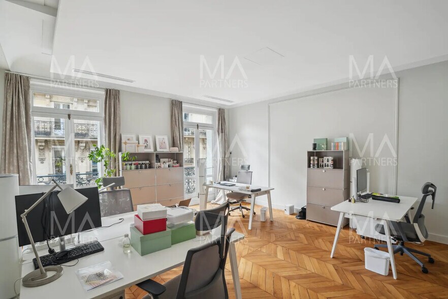 More Photos Of 14 Rue Clément Marot, Paris Office For Sale