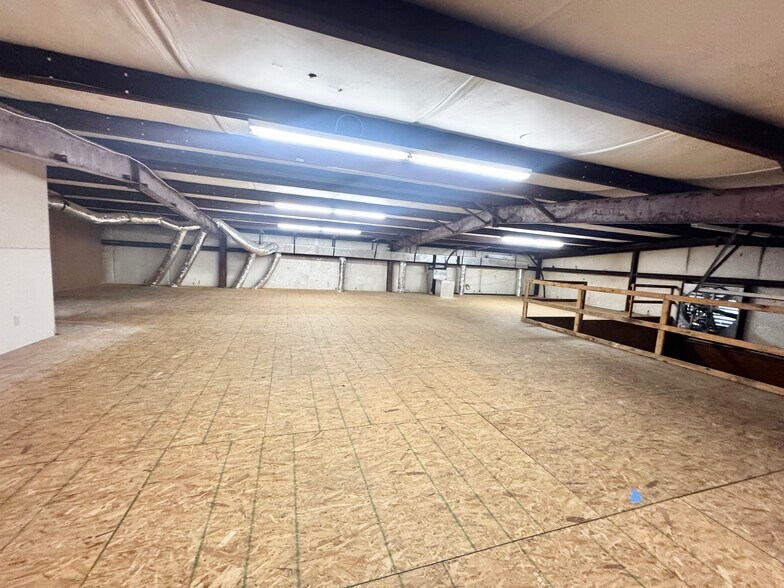 More Photos Of 9215 Thomasville Dr, Houston Warehouse For Lease