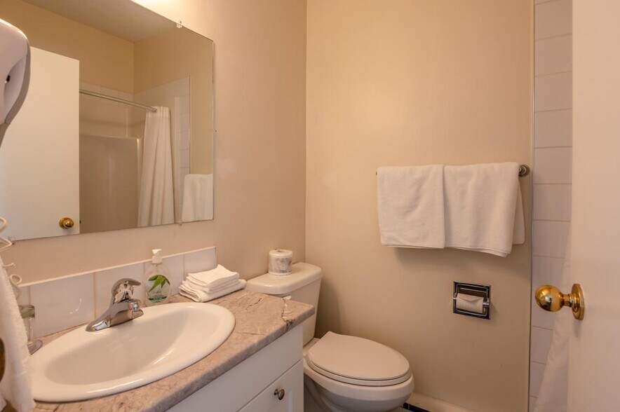 More Photos Of 2107 Tait St, Summerland Hotel For Sale