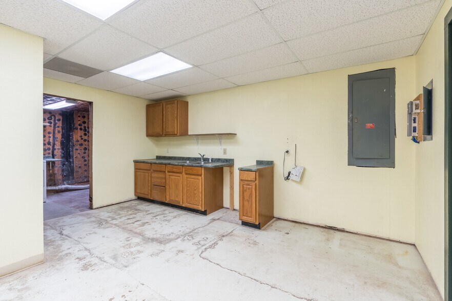 More Photos Of 1705 University Ave, Hot Springs Storefront Retail Office For Sale