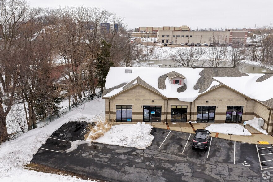 Primary Photo Of 6200 Nesbitt Rd, Fitchburg Storefront Retail Office For Lease
