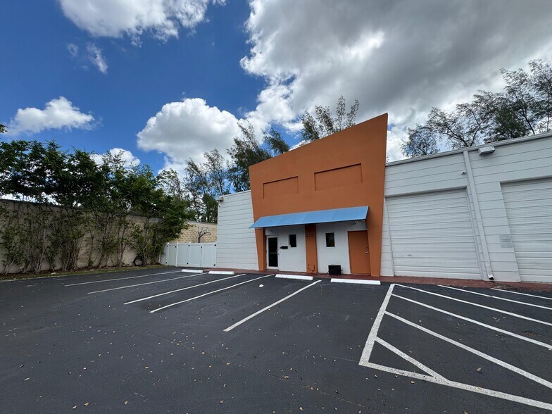 More Photos Of 423-425 NW 10th Ter, Hallandale Beach Light Manufacturing For Sale