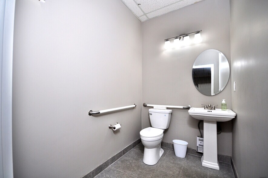 More Photos Of 75 Berlin Rd, Cromwell Medical For Lease