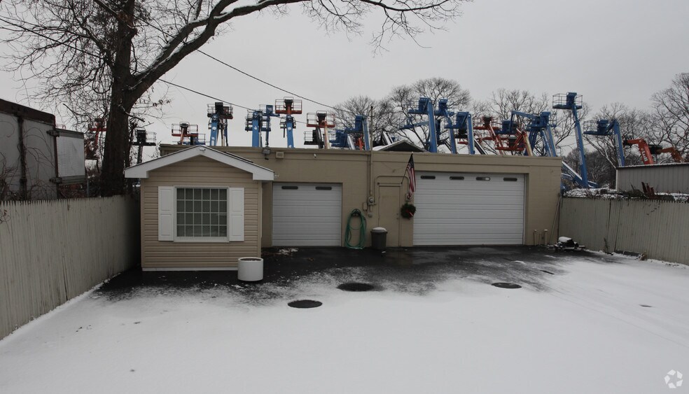 Primary Photo Of 21 Essex St, Bay Shore Warehouse For Lease