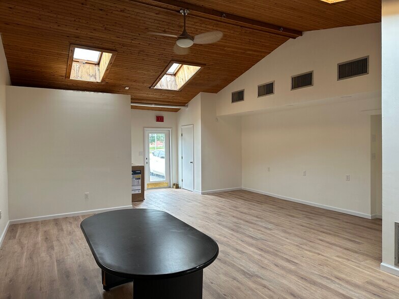 More Photos Of 410 Main St, Southington Storefront Retail Office For Lease
