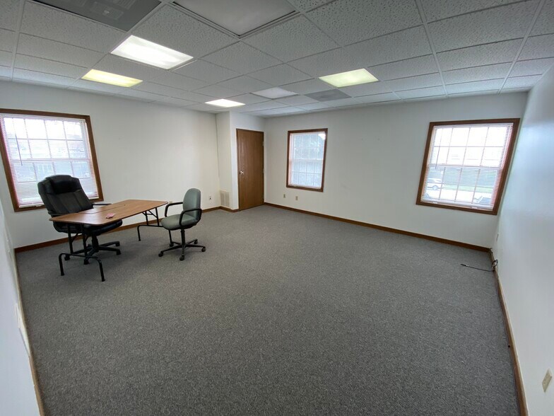 More Photos Of 33595 Bainbridge Rd, Solon Office For Lease