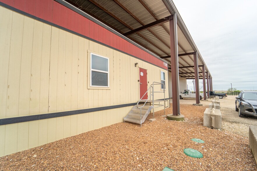 More Photos Of 236 Industrial Park Dr, Victoria Warehouse For Lease